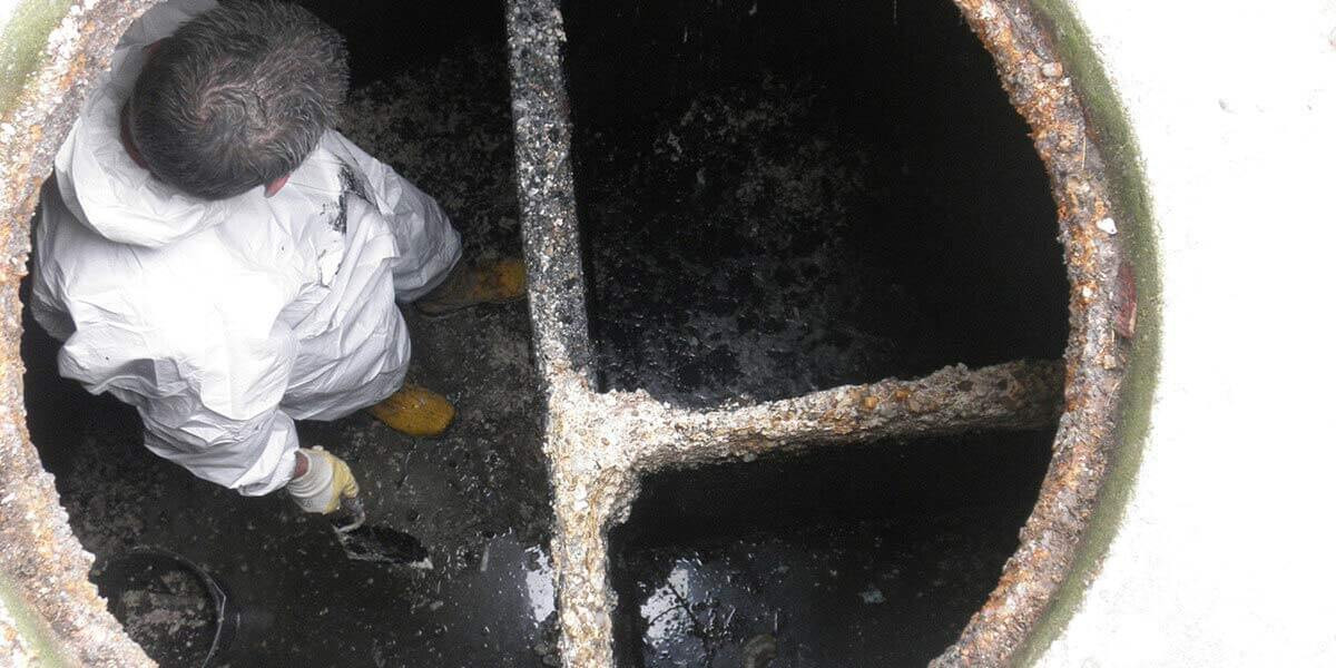 Rehhahn Bau bietet auch eine preiswerte „Wartung nach Plan“: Bei der Inspektion erfolgen u. a. Reinigungsarbeiten und die Kontrolle der Gebläse bzw. Pumpen sowie der Anlagensteuerung.