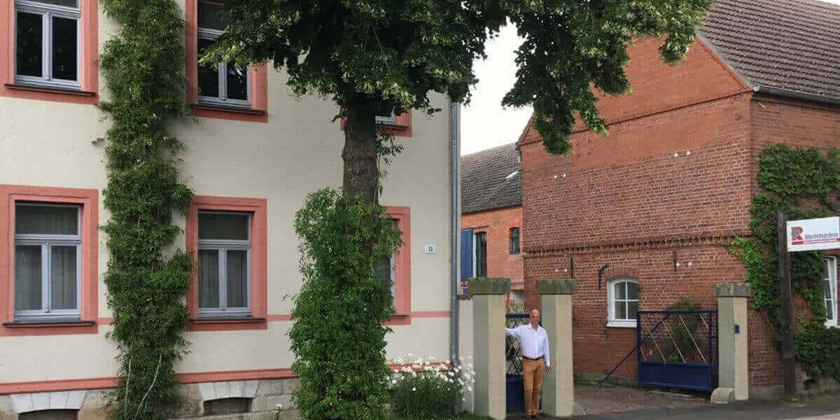 Der Firmensitz von Rehhahn Bau liegt ca. 12 km südöstlich von Lutherstadt Wittenberg an der Elbe, in Wartenburg, einem Ortsteil der Stadt Kemberg.